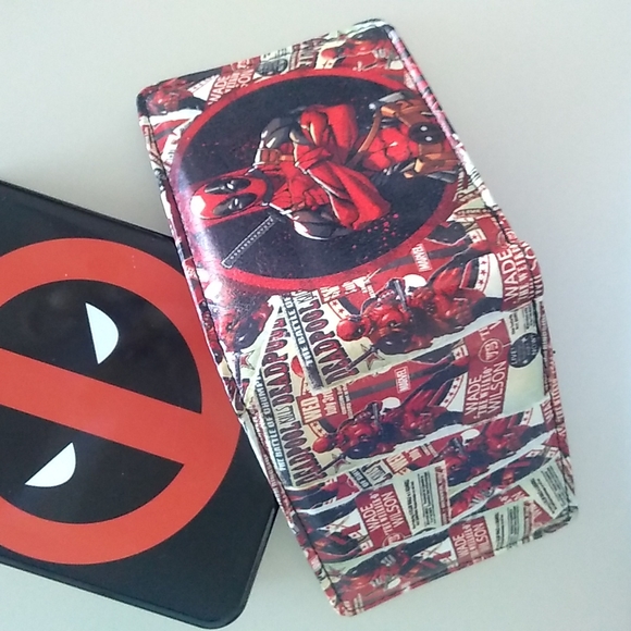Deadpool Marvel Wallet - Picture 7 of 7